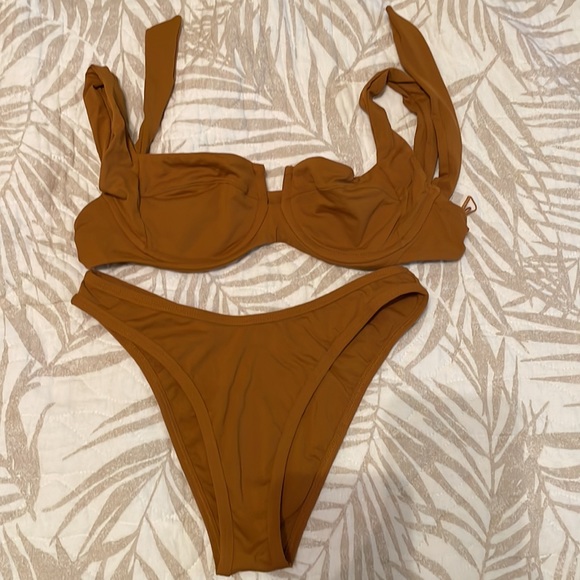 L*Space revolve 🤎hazelnut🤎 camellia top & whiplash bitsy bottoms size small - Picture 7 of 9